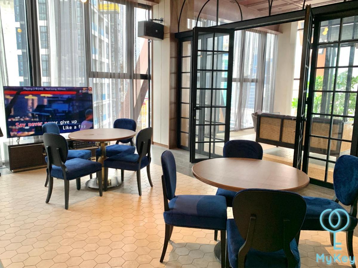 Scarletz Suites By Mykey Куала Лумпур Екстериор снимка The lounge at the airport