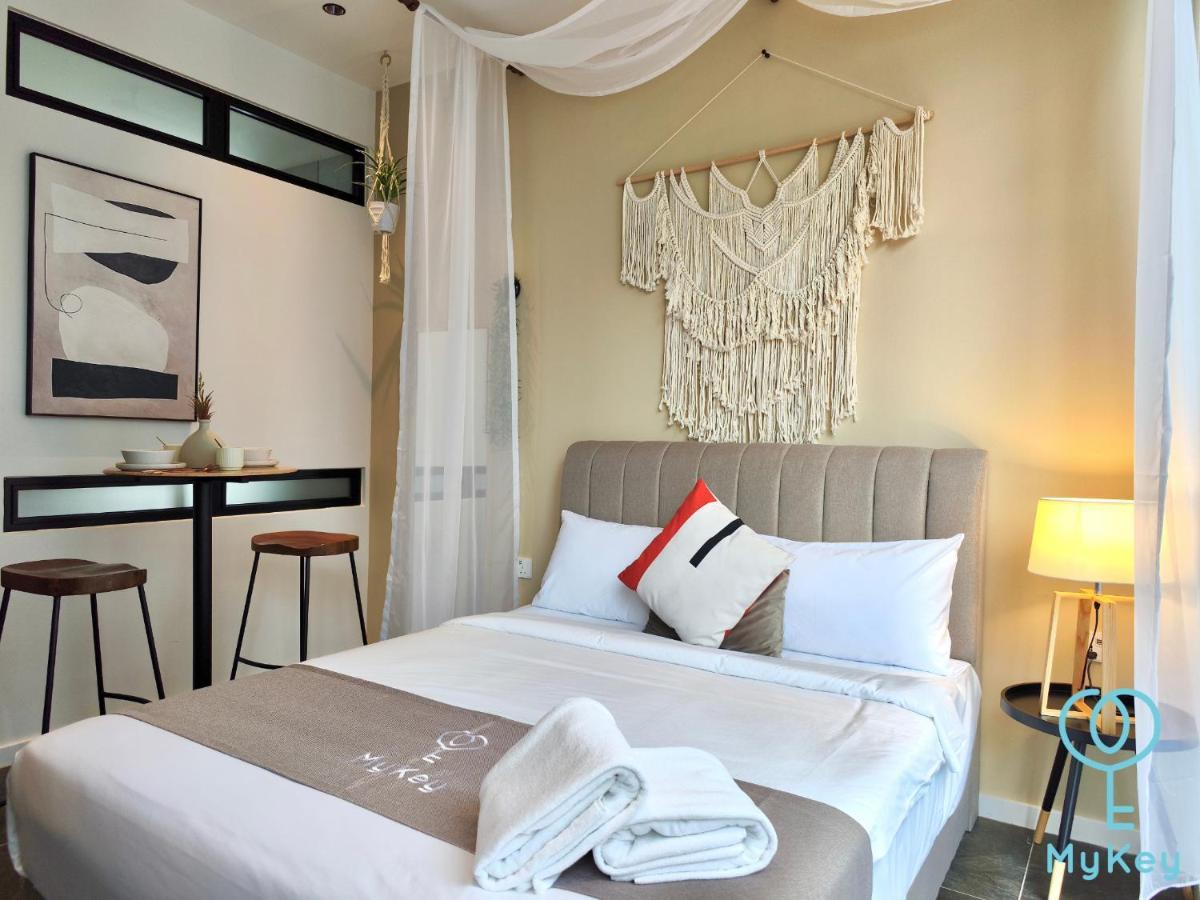 Scarletz Suites By Mykey Куала Лумпур Екстериор снимка A bedroom at Mykē