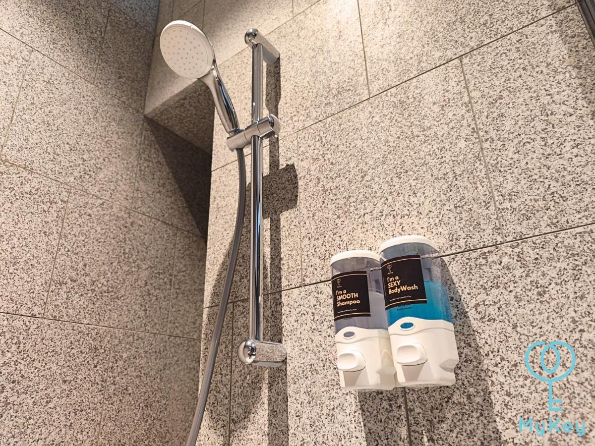 Scarletz Suites By Mykey Куала Лумпур Екстериор снимка Shower
