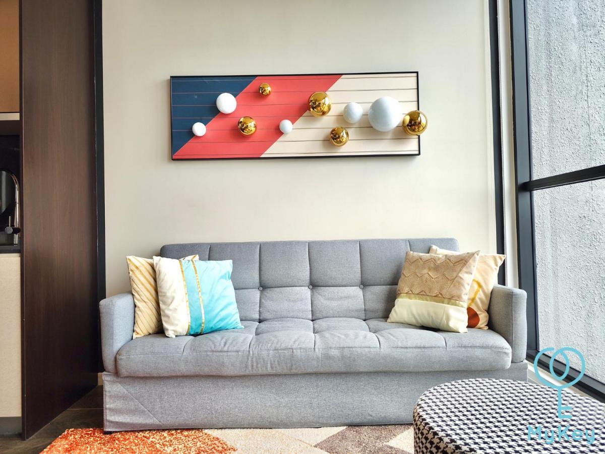 Scarletz Suites By Mykey Куала Лумпур Екстериор снимка A sofa bed