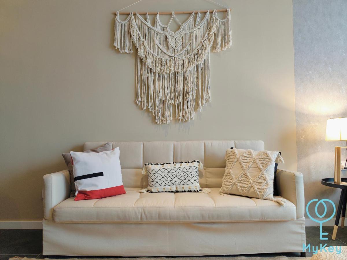 Scarletz Suites By Mykey Куала Лумпур Екстериор снимка A modern macramé wall hanging