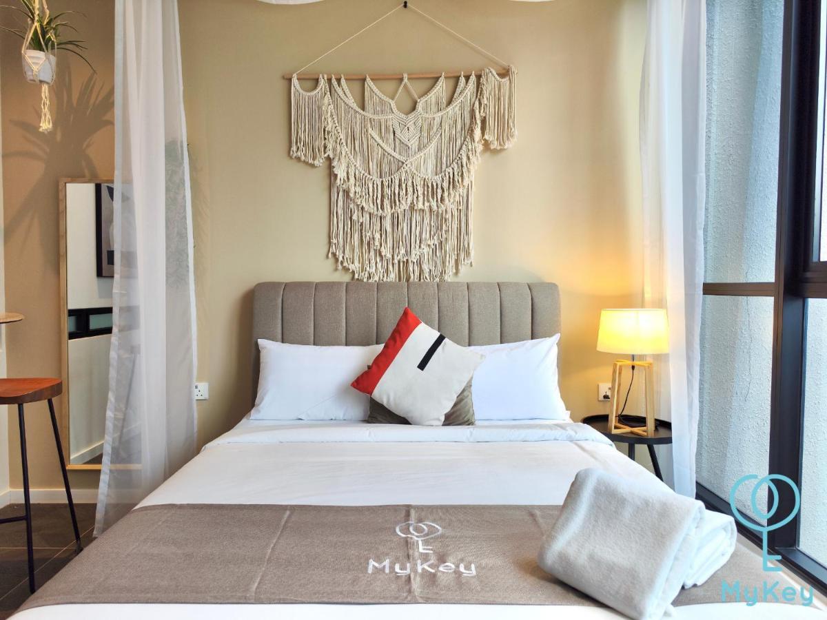 Scarletz Suites By Mykey Куала Лумпур Екстериор снимка A bedroom at the hotel