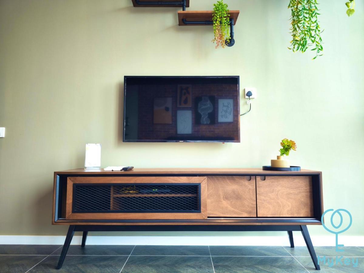 Scarletz Suites By Mykey Куала Лумпур Екстериор снимка A TV console